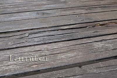 ウッドデッキ　ヒネリ、割れ